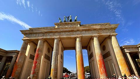Mitglieder der Letzten Generation besprühten das Brandenburger Tor in Berlin im September vergangenen Jahres mit Farbe.