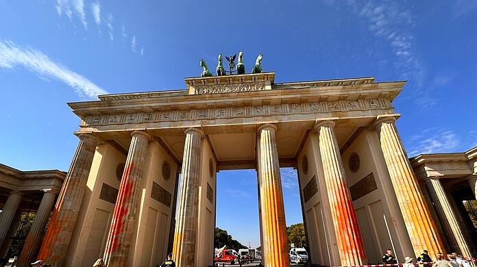 Mitglieder der Letzten Generation besprühten das Brandenburger Tor in Berlin im September vergangenen Jahres mit Farbe.