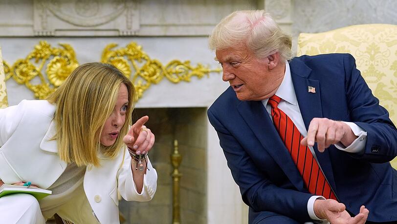 Trump und Meloni scherzten bei einem Treffen miteinander.