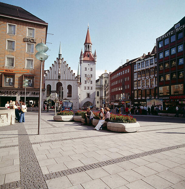 Der noch fast nagelneue Marienplatz im Jahr 1973. Man sieht, Busse durften hier lange noch fahren. Der noch fast nagelneue Marienplatz im Jahr 1973. Man sieht, Busse durften hier lange noch fahren.