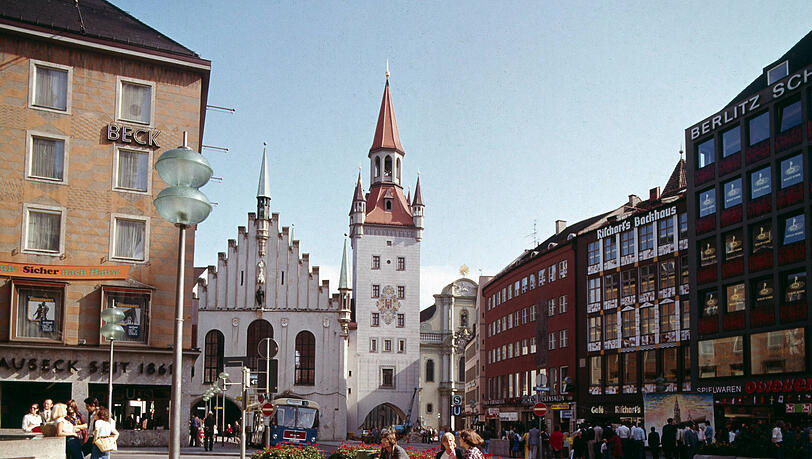 Der noch fast nagelneue Marienplatz im Jahr 1973. Man sieht, Busse durften hier lange noch fahren. Der noch fast nagelneue Marienplatz im Jahr 1973. Man sieht, Busse durften hier lange noch fahren.