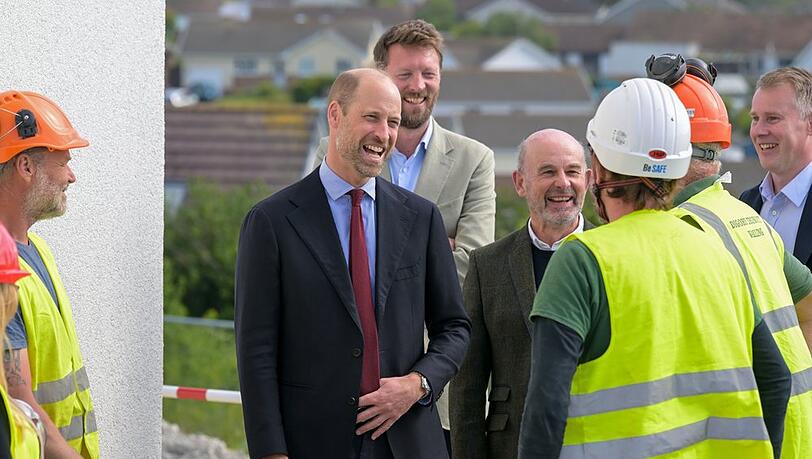 Prinz William im Gespräch mit Arbeitern in Cornwall. Prinz William im Gespräch mit Arbeitern in Cornwall.
