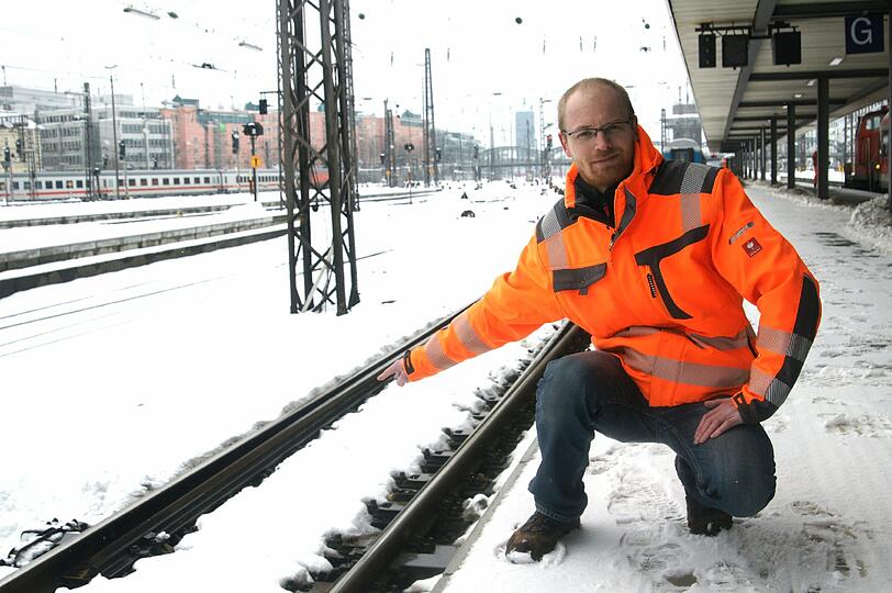 Stephan Kregler von der Deutschen Bahn deutet auf die Weichenheizung.