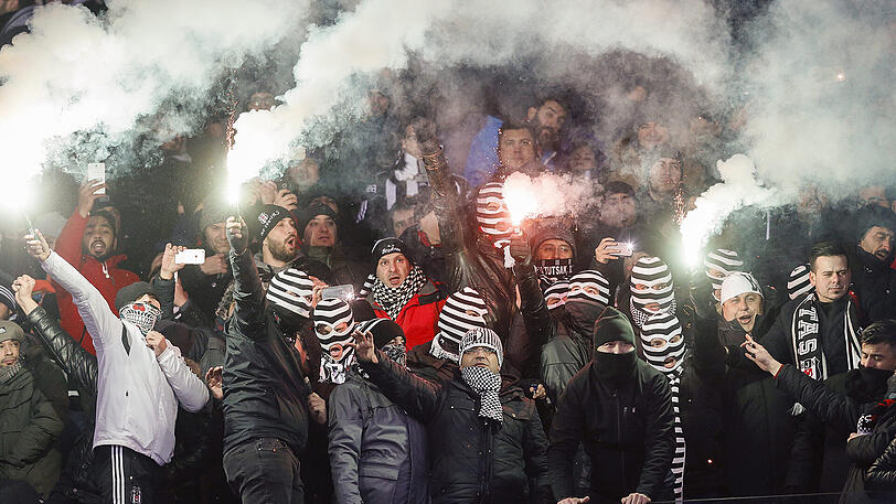 Fans des von Besiktas Istanbul feiern ihre Mannschaft am 6. Dezember 2016 während des Gruppenspiels der Champions League bei Dynamo Kiew.