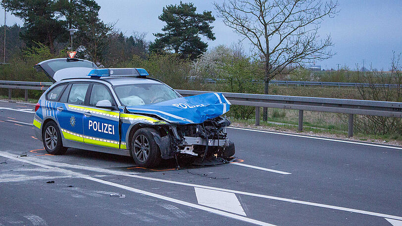 Ein Trümmerfeld auf der Staatsstraße 2245 in Zirndorf: Der Rollerfahrer starb noch vor Ort, der 30-Jährige stieß mit einem Streifenwagen zusammen, der gerade auf Einsatzfahrt war. Die Bilder.