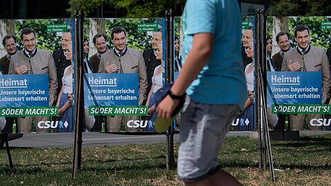Wahlplakate von der CSU mit dem bayerischen Ministerpräsidenten Söder und dem Slogan "Söder macht&rsquo;s".