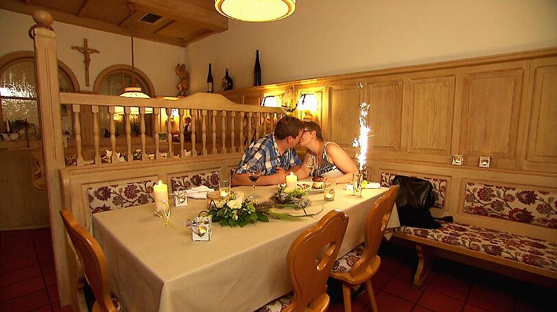 Beim romantischen Dinner küssen sich Straußenzüchter Sebastian (32) und Ines (31, Heilerziehungshelferin) zum ersten Mal.