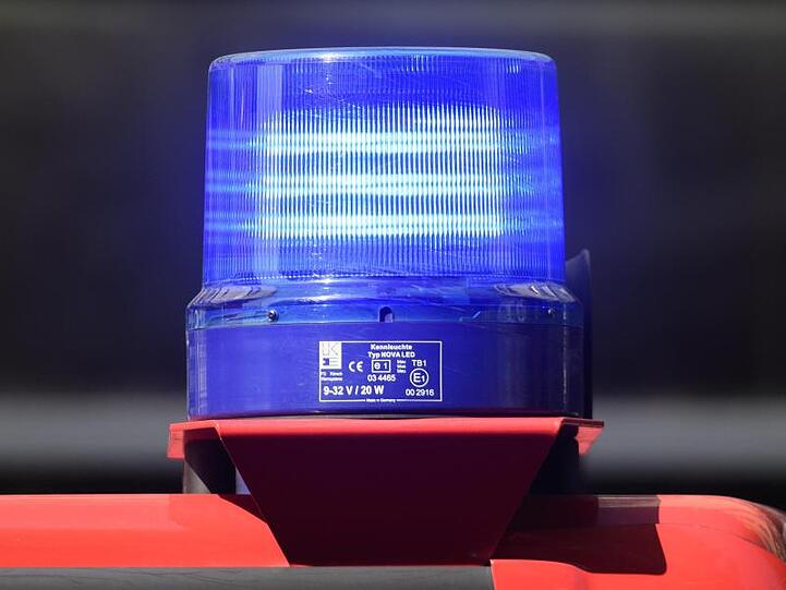 Ein Blaulicht der Feuerwehr leuchtet während eines Einsatzes. Foto: Robert Michael/dpa-Zentralbild/dpa/Symbolbild