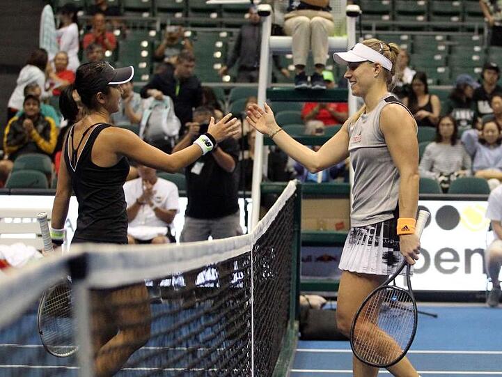Misaki Doi (l) gratuliert Angelique Kerber zum Sieg.