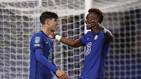 Chelseas Tammy Abraham (r) gratuliert Kai Havertz zum Hattrick.