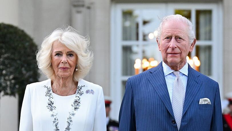 K&ouml;nigin Camilla trug zur Gartenparty ein wei&szlig;es Ensemble, K&ouml;nig Charles erschien im blauen Anzug.