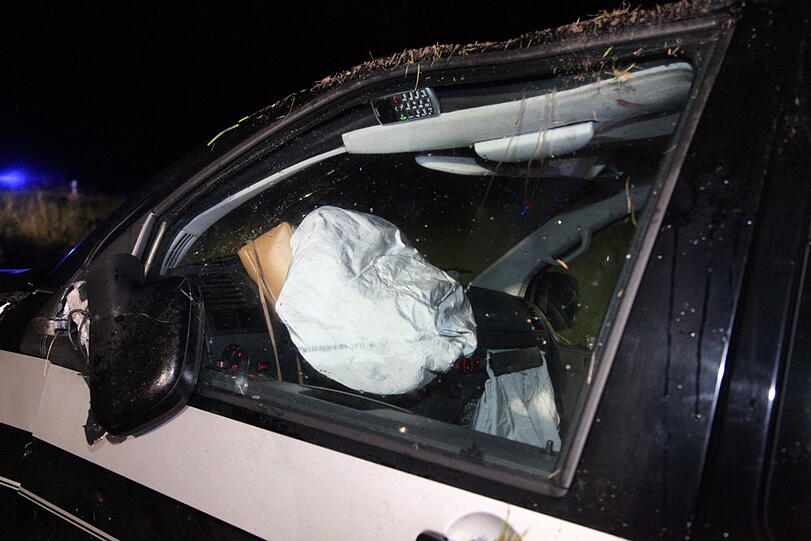 Bei Warngau ist ein Autofahrer bei einem heftigen Frontalcrash ums Leben gekommen. Der Mann wollte überholen und rauschte dabei mit einem anderen Wagen auf der Gegenfahrbahn zusammen.