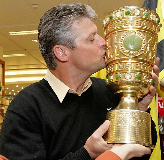 Der einstige Pokal-Held von Borussia Dortmund: Ex-BVB-Stürmer Norbert Dickel, heute Stadionsprecher.