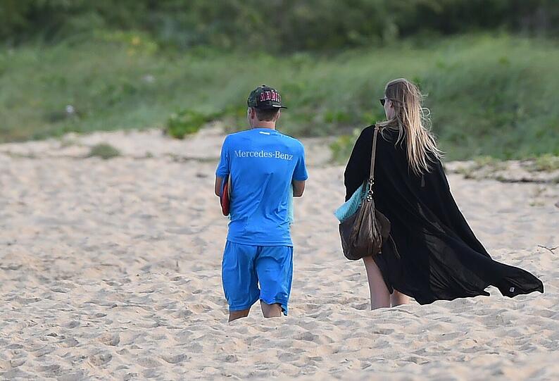 Auch Bastian Schweinsteiger und Freundin Sarah Brandner waren am Strand unterwegs.