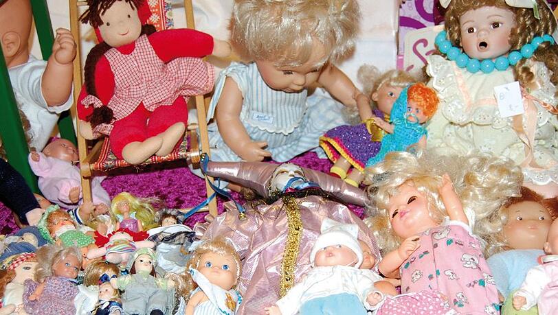 Ein Kellerflohmarkt findet im SOS-Mütter und Kindertageszentrum München statt. Ein Kellerflohmarkt findet im SOS-Mütter und Kindertageszentrum München statt.