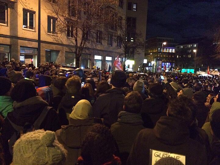 Die Mügida steckt fest am Oberanger und hat die Plakate schon mal eingerollt. Die Bilder von der Demonstration und der Gegenbewegung.