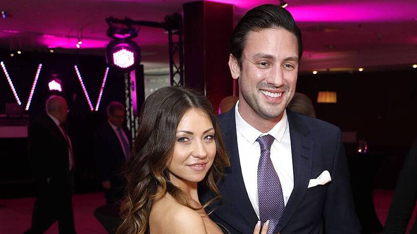 Daniel Völz gestand im Bachelor-Finale 2018: "Kristina, ich liebe dich." Sie erwiderte seine Liebe. Doch schon im April war wieder Schluss. Anschließend zog er ins "Promi Big Brother"-Haus. Seine neue Beziehung hielt nur wenige Monate. Seit Januar 2019 ist er offiziell Single.