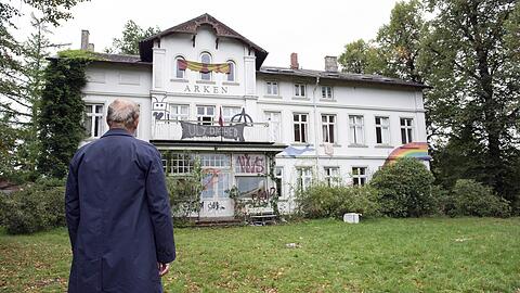 Axel Milberg als Kommissar Borowski steht vor der von Heinrich gegründeten Schule "Arken" in einer Szene des Kieler Tatorts "Borowski und das Haus am Meer".