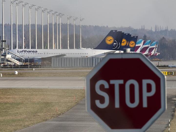 Stillgelegte Flugzeuge der Lufthansa (vorne) und der Lufthansa-Tochter Eurowings stehen auf dem Vorfeld am Flughafen München. Foto: Vasco Garcia/dpa/Archivbild