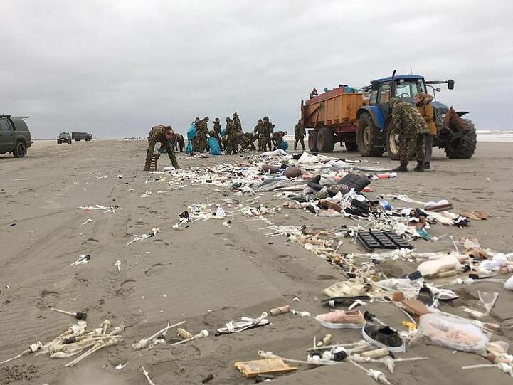 Soldaten der niederländische Armee säubern einen Strand der Insel Schiermonnikoog.