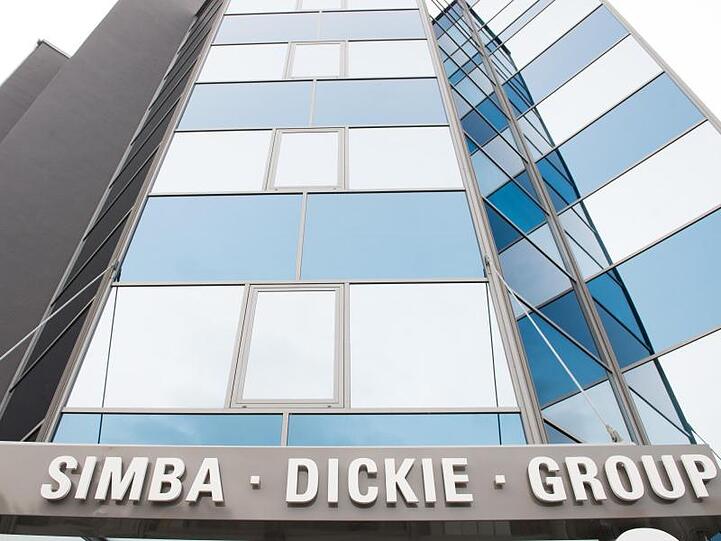 Der Schriftzug "Simba Dickie Group" steht in Fürth am Firmeneingang. Foto: Timm Schamberger/Archiv