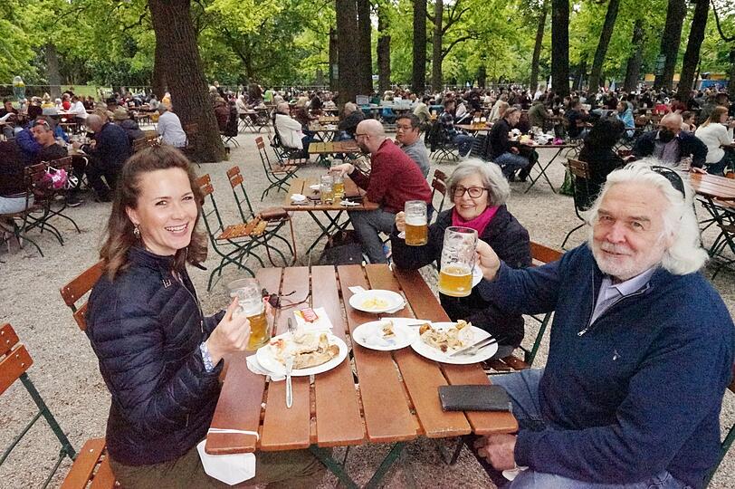 Familientreffen: Tina Schlingmann stößt am Sonntag mit ihren Eltern Linda und Klaus Schlingmann an.