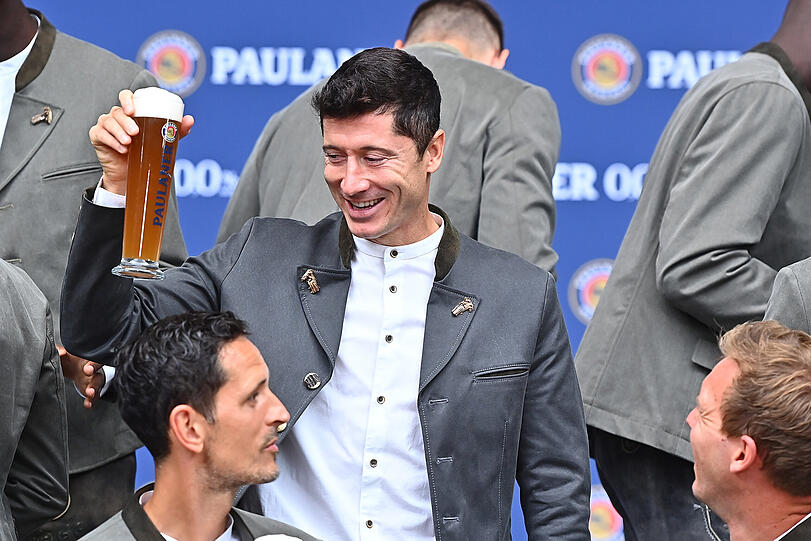 Robert Lewandowski hebt ein Bierglas beim FC Bayern München Paulaner "Lederhosen-Shooting" im Paulaner am Nockherberg.