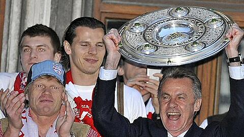 Zum Abschied noch einmal die Schale: Ottmar Hitzfeld feierte im Mai mit Oliver Kahn die Meisterschaft - nun macht er sich über seinen Nachfolger Gedanken.