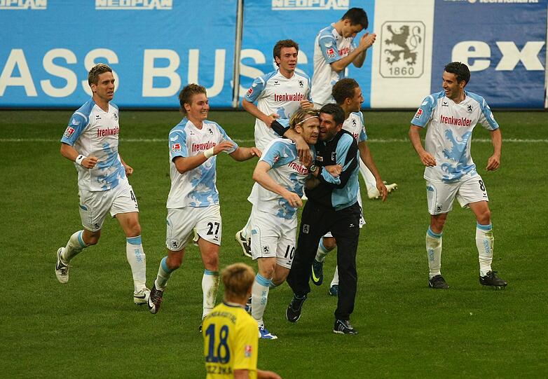 Trainer Wolf herzt Rösler, den Torschützen.