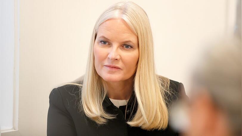 Kronprinzessin Mette-Marit bittet um Entschuldigung.