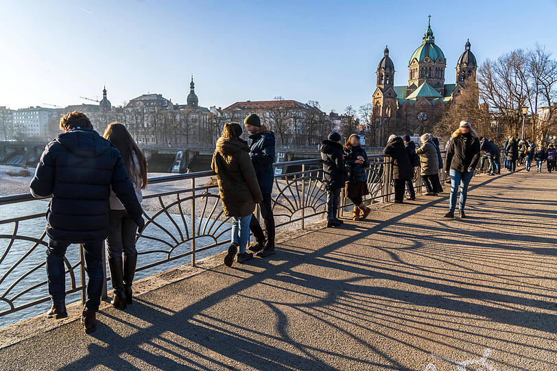 Spaziergänger pausieren auf dem Kabelsteg: Hier gibt’s auch im Winter oft ein Sonnenplatzerl – und einen tollen Blick aufs Isarwehr und die Kirche St. Lukas außerdem. Spaziergänger pausieren auf dem Kabelsteg: Hier gibt’s auch im Winter oft ein Sonnenplatzerl – und einen tollen Blick aufs Isarwehr und die Kirche St. Lukas außerdem.