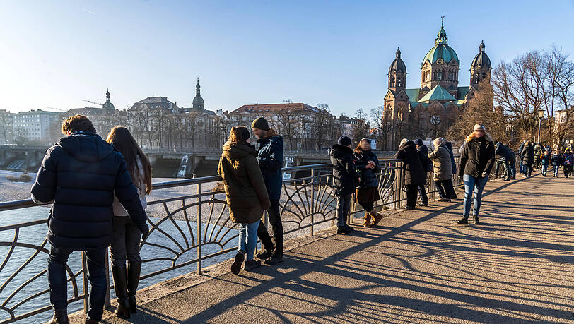 Spaziergänger pausieren auf dem Kabelsteg: Hier gibt’s auch im Winter oft ein Sonnenplatzerl – und einen tollen Blick aufs Isarwehr und die Kirche St. Lukas außerdem. Spaziergänger pausieren auf dem Kabelsteg: Hier gibt’s auch im Winter oft ein Sonnenplatzerl – und einen tollen Blick aufs Isarwehr und die Kirche St. Lukas außerdem.