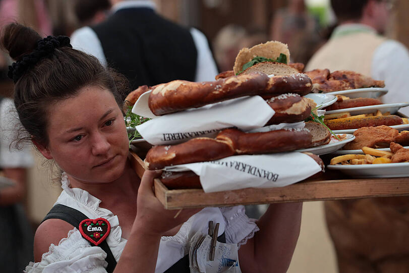 In den Festzelten ist für den kleinen und großen Hunger gesorgt. In den Festzelten ist für den kleinen und großen Hunger gesorgt.
