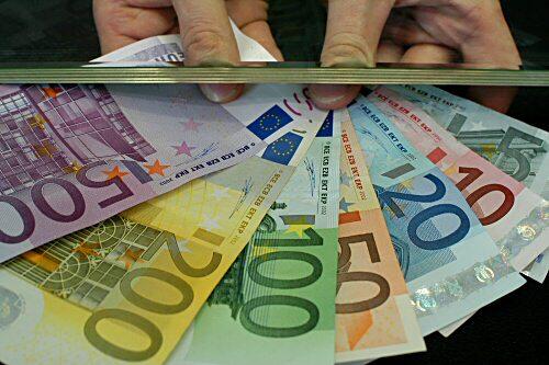 Ein ehrlicher 64-Jähriger brachte die Tasche voller Geld zur Polizei.