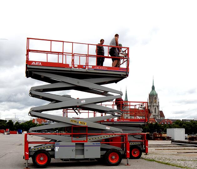 Aufgebaut wird! Bald trifft sich Jung und Alt zum feiern auf der Wiesn.