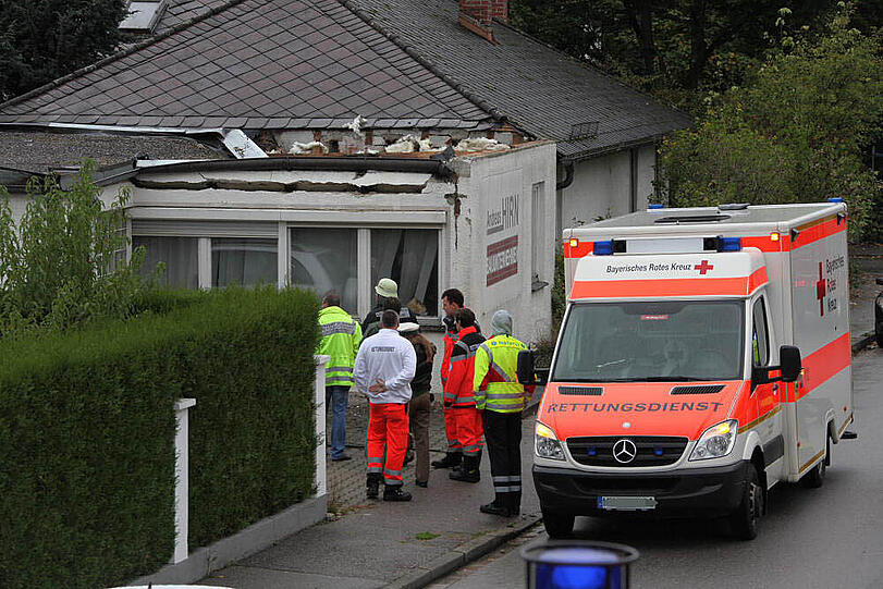 Das marode Hausdach sit in sich zusammengefallen. Bilder vom Feuerwehreinsatz.