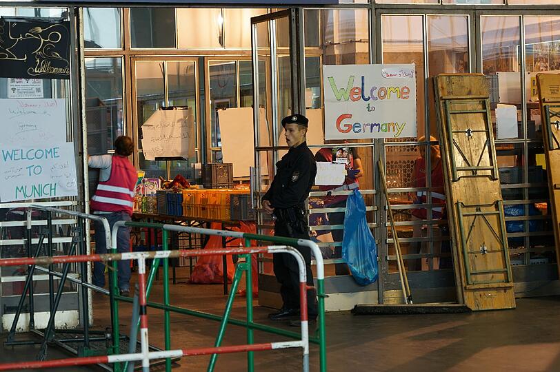 Flüchtlinge und Wiesn-Besucher treffen in München aufeinander, Bilder vom Hauptbahnhof am ersten Tag des Oktoberfests.