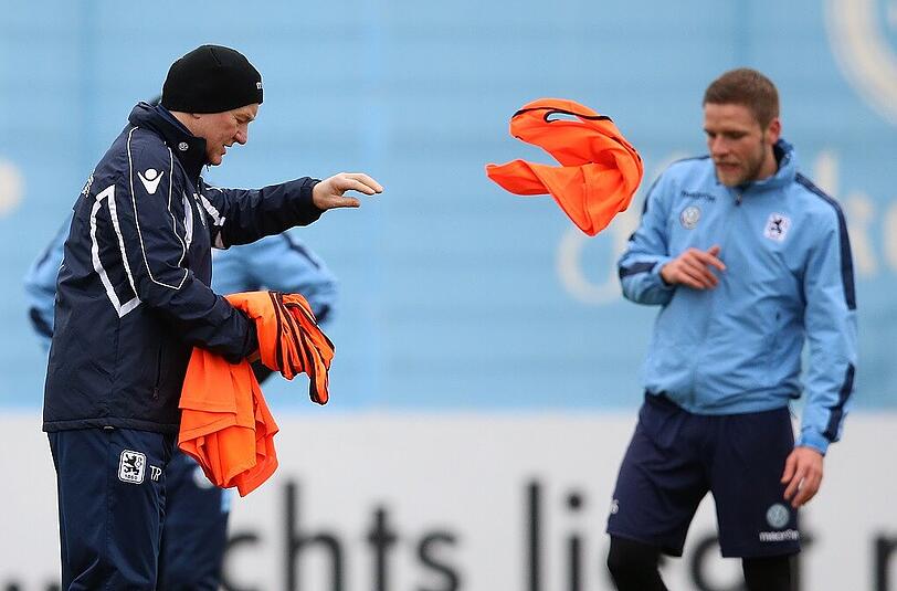 Erst einmal außen vor? Löwen-Trainer Benno Möhlmann wirft Rückkehrer Dominik Stahl ein Leibchen zu.