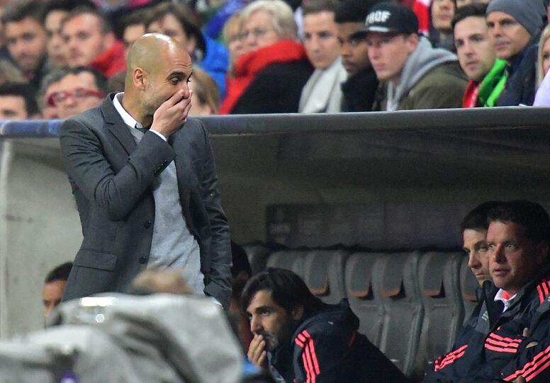 Ausraster in der Bayern-Kabine: Guardiola ärgerte sich nach Informationen der "Bild" über die Mediziner.
