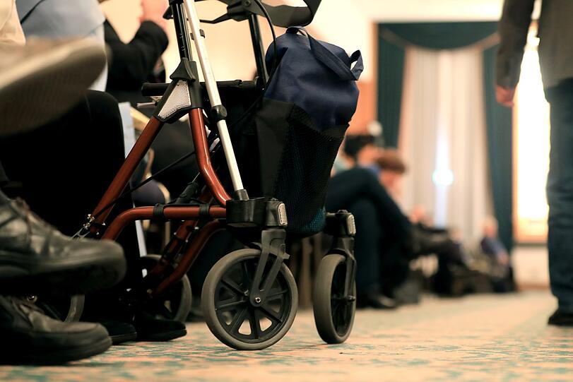 Die Rentnerin hatte ihre Wertsachen immer im Rollator bei sich. Trotzdem wurde sie beklaut. (Symbolbild)