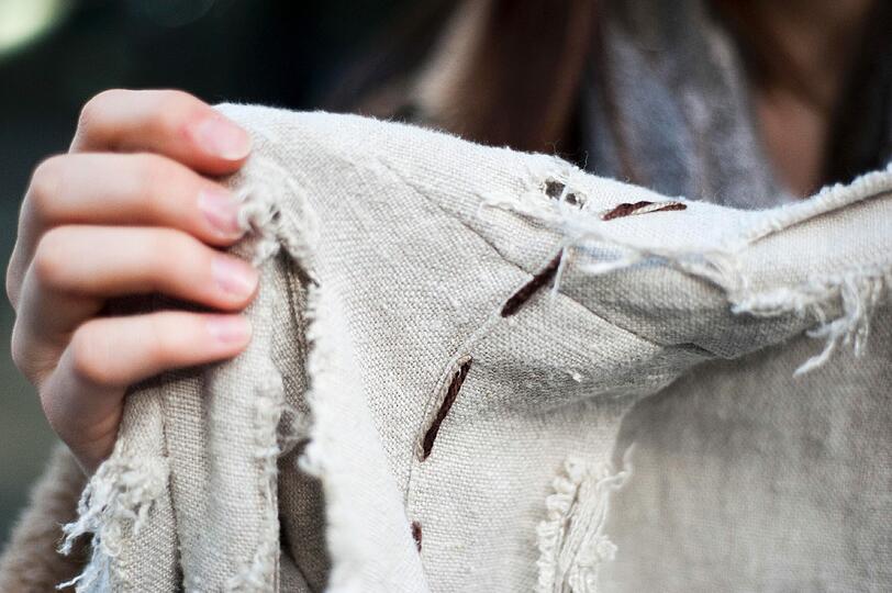 Klara (18) hat sich eine Kartoffelsackweste (Fetzen, wie sie es nannte) für 22 € gekauft. Da sie auf einen Mittelalterfasching geht, möchte sie es als Kostüm verwenden.