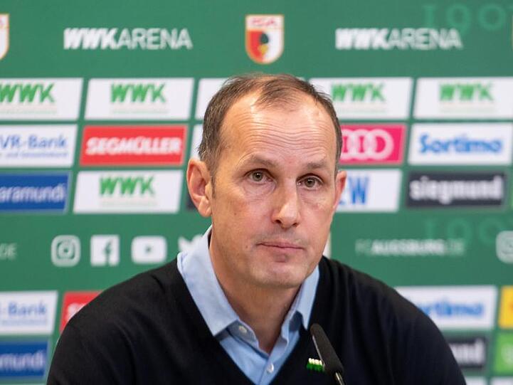 Heiko Herrlich, Trainer des FC Augsburg, sitzt bei einer Pressekonferenz. Foto: Stefan Puchner/dpa