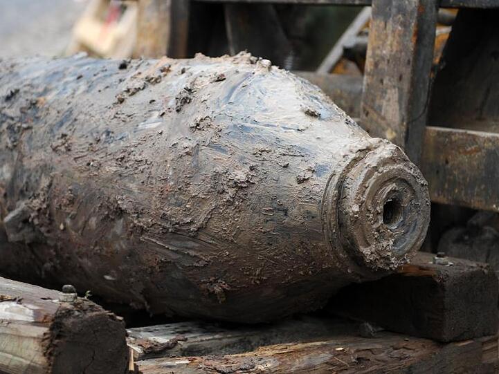 Eine entschärfte amerikanische Fliegerbombe aus dem Zweiten Weltkrieg wird abtransportiert. Foto: Uwe Zucchi/dpa/Archivbild