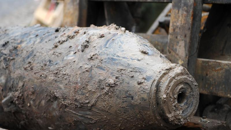 Eine entschärfte amerikanische Fliegerbombe aus dem Zweiten Weltkrieg wird abtransportiert. Foto: Uwe Zucchi/dpa/Archivbild