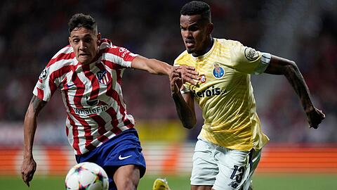Nahuel Molina (l) von Atletico Madrid im Laufduell mit Galeno vom FC Porto.