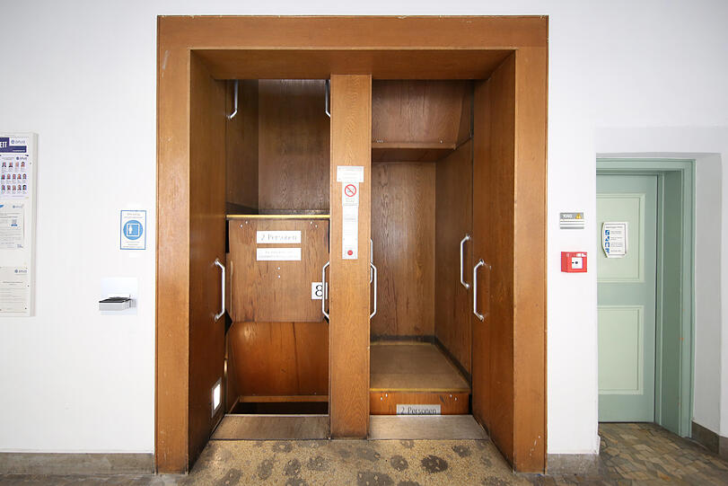 Natürlich steht auch er unter Denkmalschutz: einer der sehr wenigen erhaltenen Paternoster in ganz München.