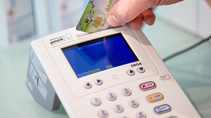Seit dem 1. Januar können Patienten in Apotheken ein E-Rezept einlösen: Die E-Rezept-Daten werden verschlüsselt auf Servern der Telematikinfrastruktur gespeichert. Das ist das geschützte Netz­werk, über das Praxen und Apotheken sicher kommunizieren können. (Symbolbild)