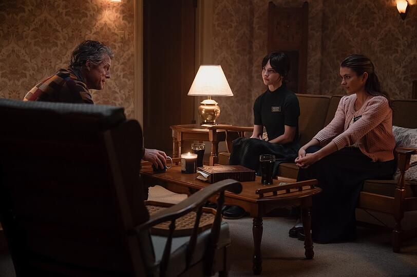 Ein unheimlicher Grandseigneur (Hugh Grant) denkt, er habe intellektuell ein leichtes Spiel mit den beiden Mormonen-Missionarinnen (Sophie Thatcher, Mitte, und Chloe East):ein Irrtum.