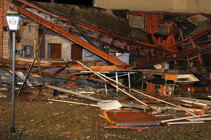 Bei einer Nürnberger Gaststätte explodierte ein Nebengebäude und verursachte großen Schaden. Die Ursache ist bisher nicht bekannt.