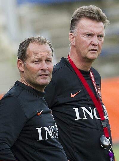 Louis Van Gaal ist zurück. Als Nationaltrainer von Holland muss er gleich zum Auftakt eine Schlappe hinehmen. Die Bilder von Louis Van Gaal, Robben & Co.